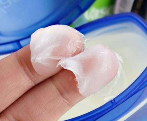 tẩy tế bào chết môi bằng vaseline