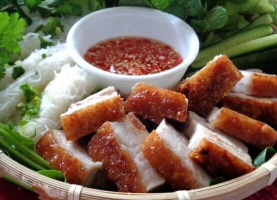 Thưởng thức thịt heo quay giòn bì thơm ngon