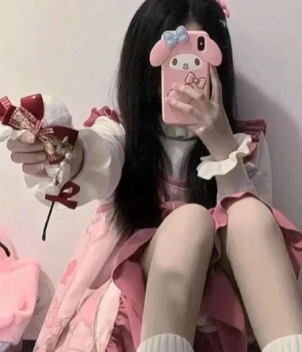 ảnh gái xinh che mặt bằng điện thoại 1