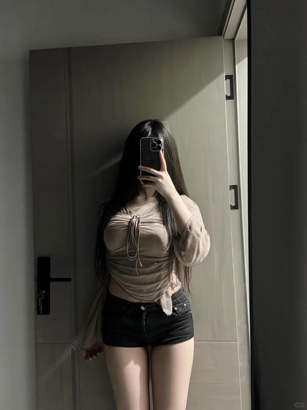 ảnh gái xinh che mặt bằng điện thoại 15