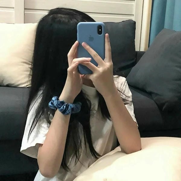 ảnh gái xinh che mặt bằng điện thoại 2