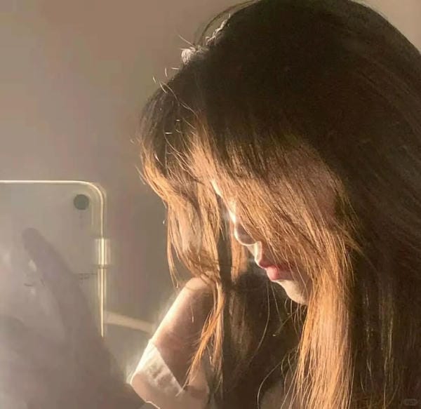 ảnh gái xinh che mặt bằng điện thoại 22