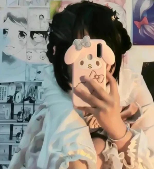 ảnh gái xinh che mặt bằng điện thoại 3