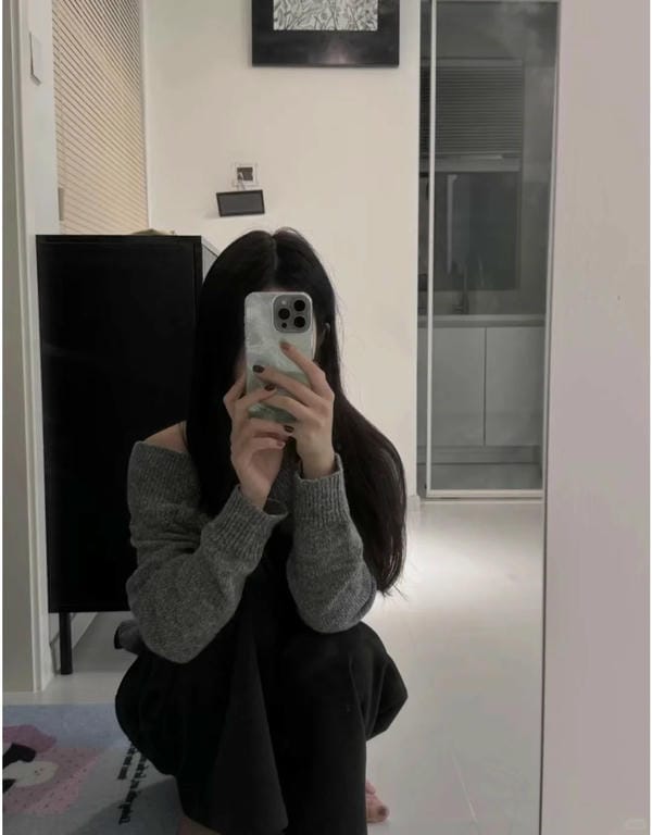 ảnh gái xinh che mặt bằng điện thoại 6